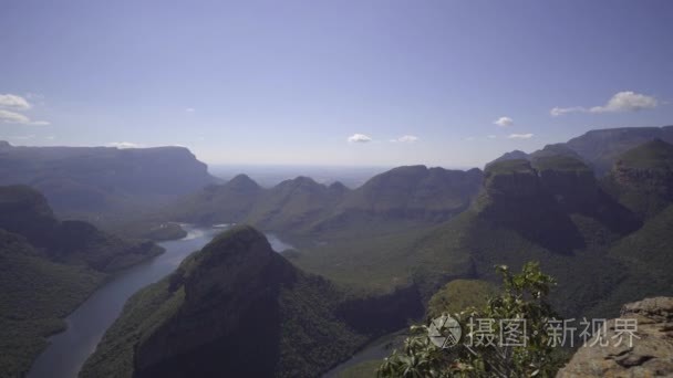 郁郁葱葱的布莱德河河峡谷畔视频