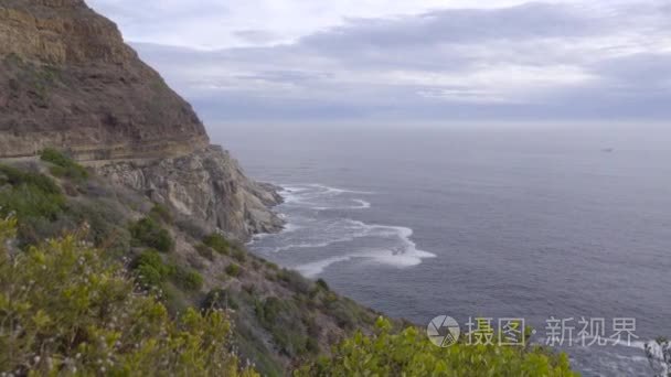 在海湾附近的锯齿状海岸线视频