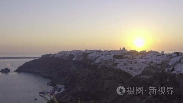 太阳挂在地平线在夕阳在伊亚视频