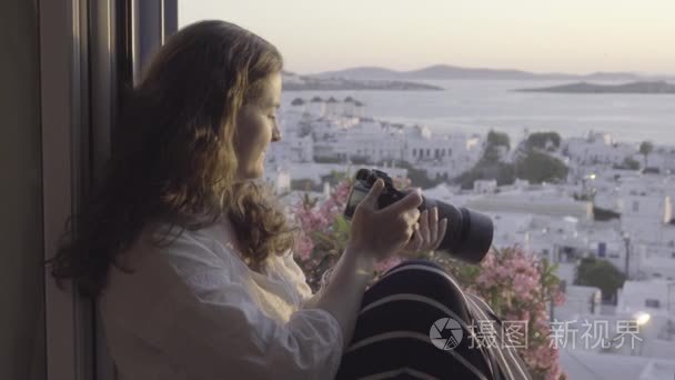 女性旅游照片日落在米科诺斯岛视频