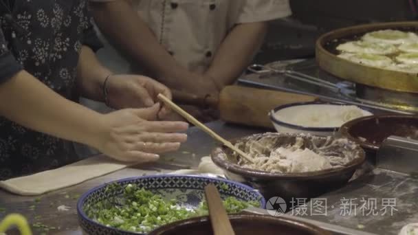 妇女传播面团为街道食物膳食视频