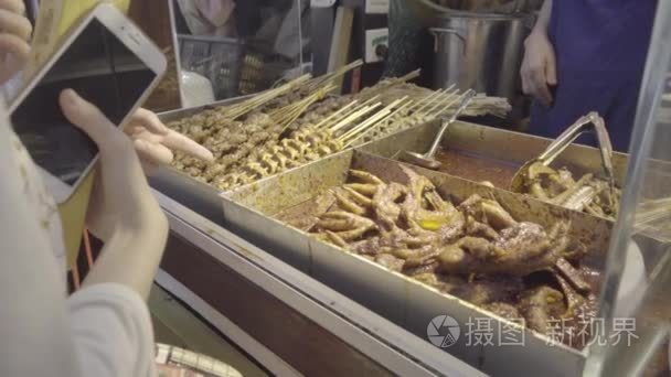 购物者指着中国街头的食物视频