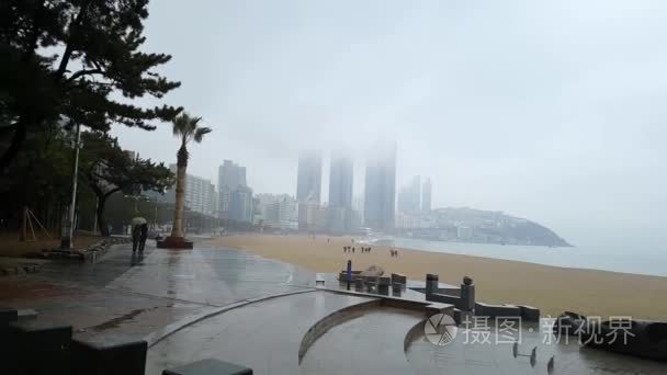 台海滩的阴雨天气视频