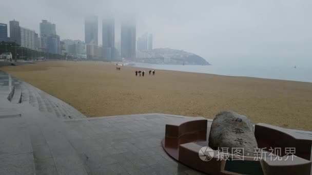 台海滩的阴雨天气视频