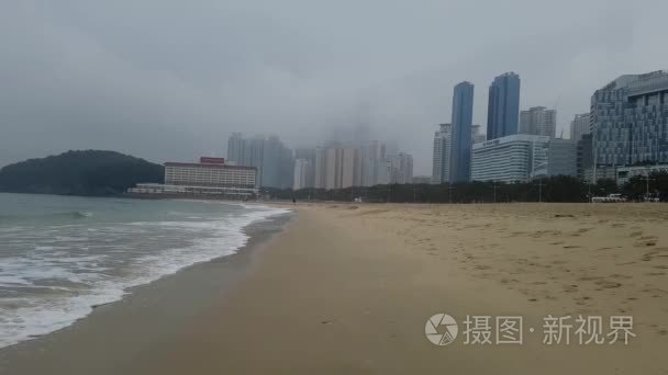 台海滩的阴雨天气视频