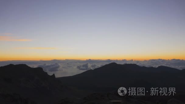 哈雷阿卡拉火山口上的日出视频