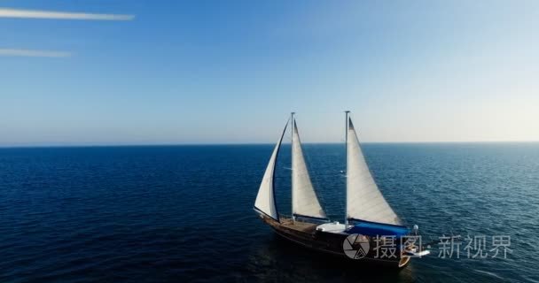 海上帕里努罗航行船鸟瞰视频