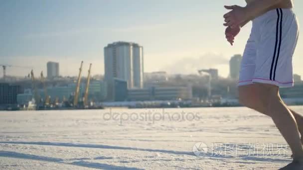 男子赤脚在一条冰冻的河上奔跑