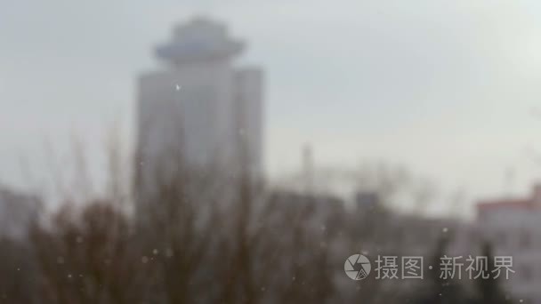 城市降雪与建筑物模糊背景视频