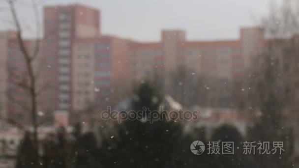 城市降雪与建筑物模糊背景视频