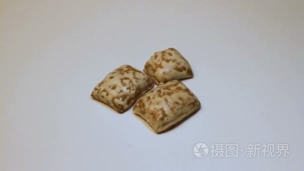 在白色背景上旋转的美味饼干视频