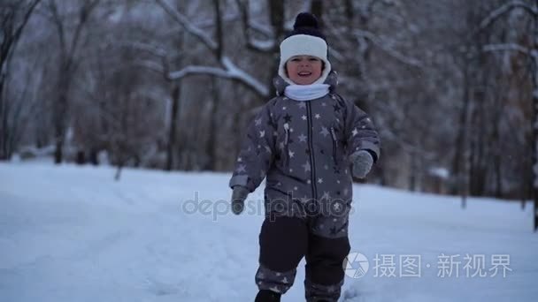 冬天两年的男孩在公园散步视频