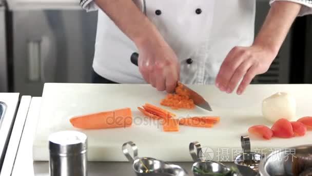 切胡萝卜的厨师手视频