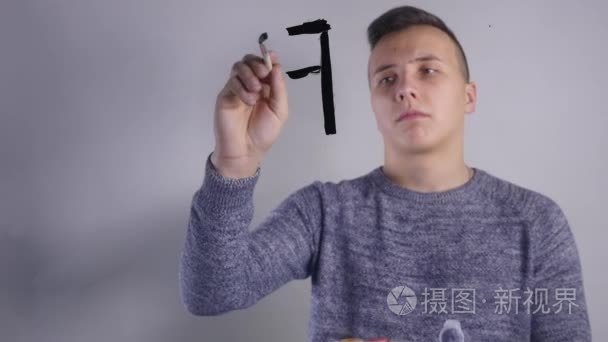 一个男人在玻璃白板上写字视频