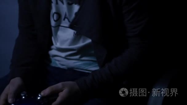 男子玩游戏控制器在他的手中视频