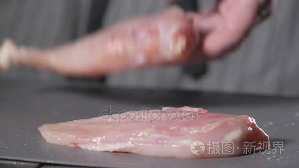 生鸡肉准备用柠檬腌汁。在煎锅里用火烹调。厨房烹饪专业厨师