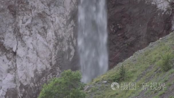 水瀑布在山岩石峭壁动视频