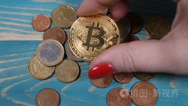 全球虚拟互联网 cryptocurrency 和数字支付系统。女性手在欧元硬币上放上比特币的符号。未来的经济。4k 拍摄