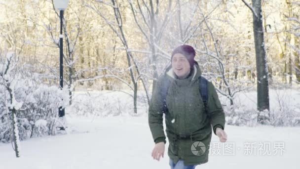 年轻人得到雪球在身体和头视频