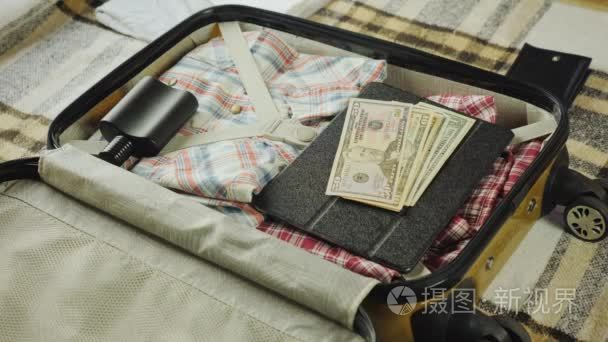 一个人在路上收集东西  把钱放在手提箱里