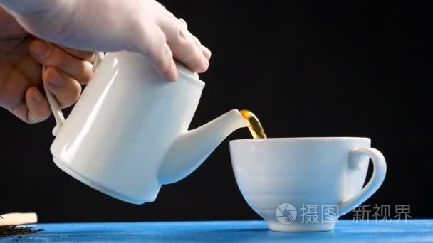 在茶杯里用慢动作倒茶视频