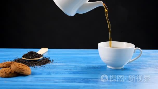 在杯子里倒茶的慢动作视频