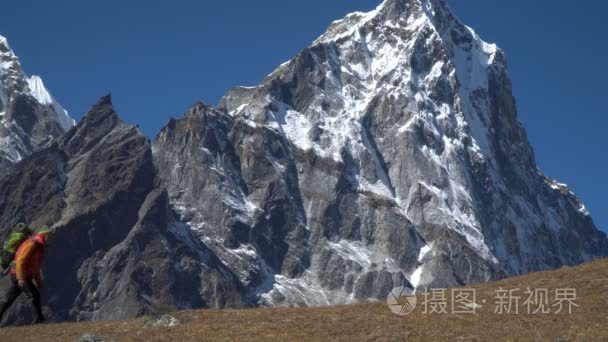 背包登山人视频