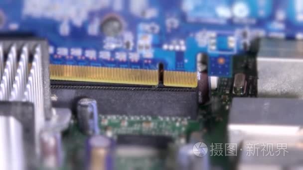 主板 PciE 插槽和图形卡插入