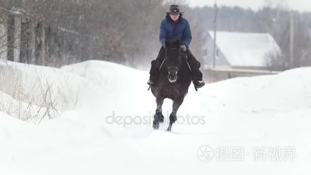 骑马在雪地上驰骋的骑手女子视频