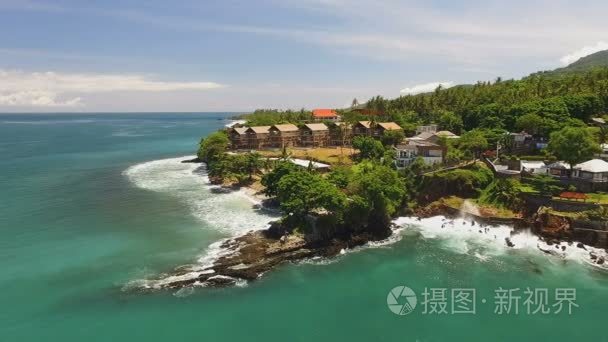 印尼龙目岛的一座岩石海岸鸟瞰图