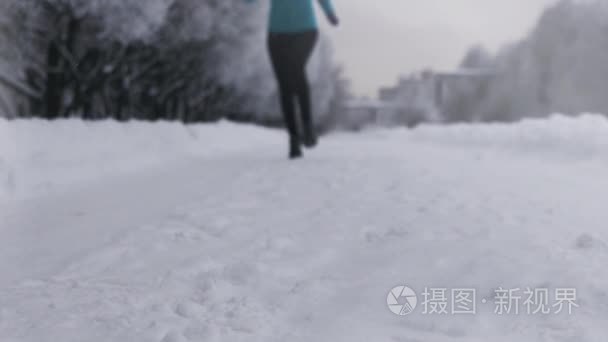 冬天公园的孤独的女孩赛跑者视频