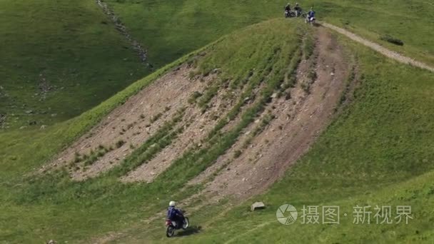 摩托车越野赛车手升上山视频