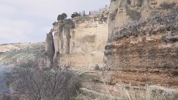 全景风景与废墟的隆达山风景。puento 索桥景观