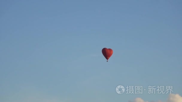 热气球在天空中视频