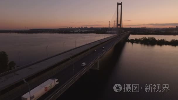 桥与交通在河上的日落空中无人机镜头