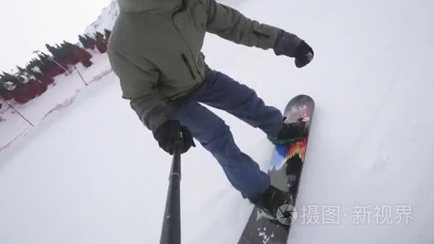 滑雪在高山跳高的慢镜头视频