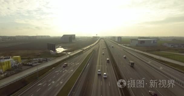 空中拍摄的运动向后上方的道路和日落作为背景视频