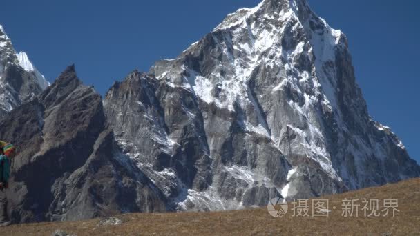 背包客在山中攀登