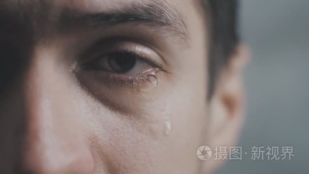 哭泣的人在缓慢的行动眼中流泪视频