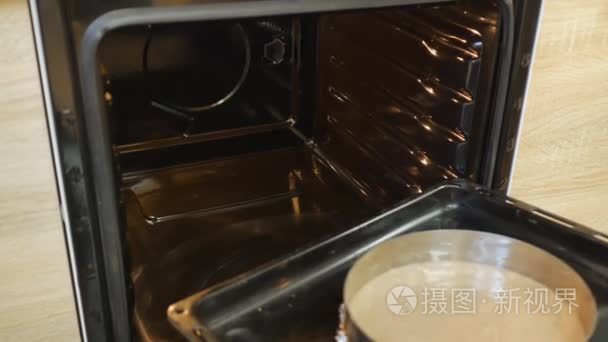 糕点师傅巧妙地执行假日订单视频