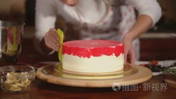 小女孩把莓果奶油放在蛋糕上视频