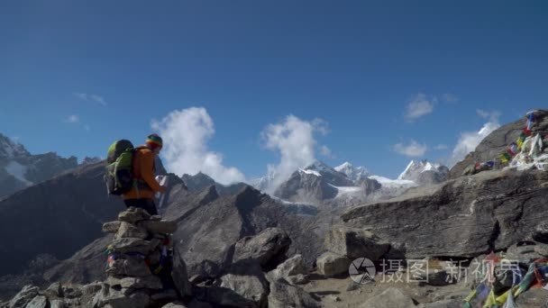 在喜马拉雅山的背包旅行的人视频