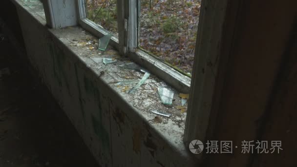 破碎的窗户中废弃的房子视频
