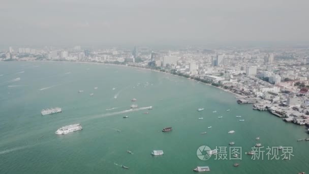 空中景观游艇停泊在芭堤雅湾前区早晨。视频.游艇  帆船停泊在码头。港口区与游艇船顶部视图