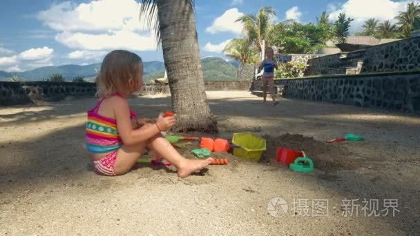 两个小女孩玩沙子和水视频