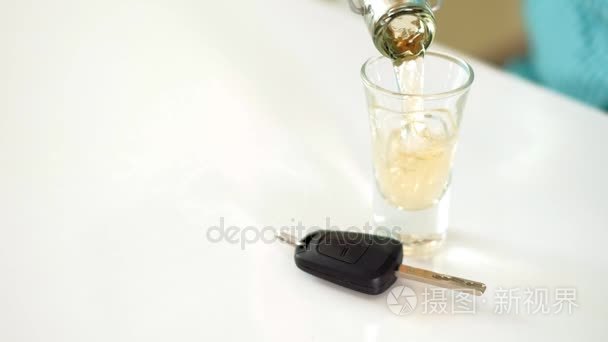 男人喝酒想开车视频