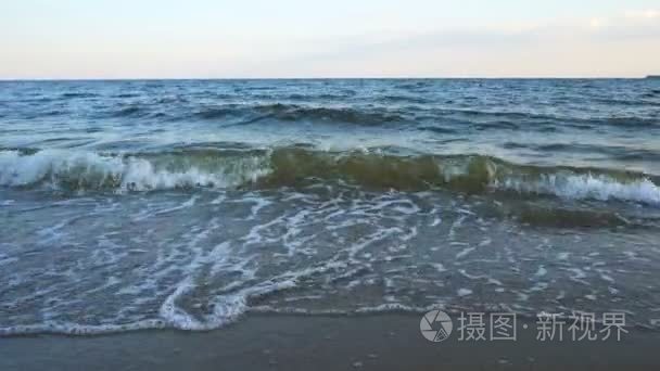 海浪在沙滩假日背景视频