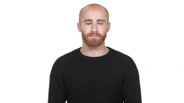 水平肖像光头男子30s 摇头否认意思拒绝说, 在白色背景.