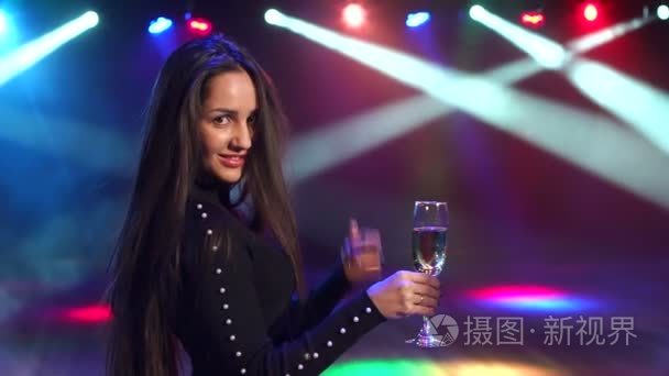 长头发的女孩在聚会上喝香槟视频