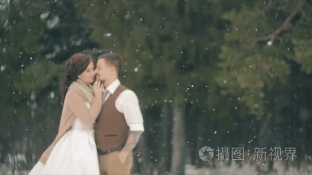 冬日的雪场上的情侣接吻视频